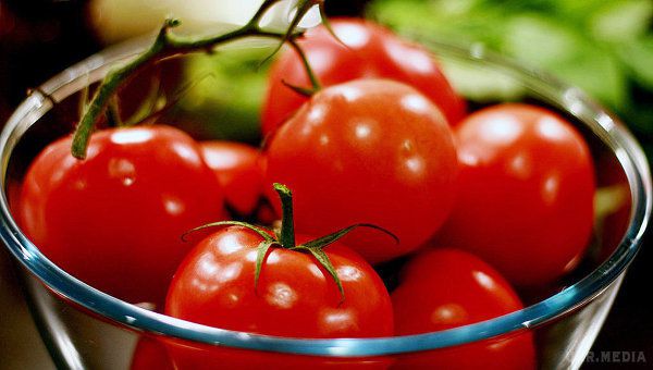 10 незаперечних причин, чому помідори варто вживати щодня. Про це ти точно не знав. Понад 200 років тому помідори вважали отруйними. Зараз, коли цей міф вже давно розвіяний, всім відомо, що помідор - один з найбільш корисних продуктів, які нам подарувала природа. 
