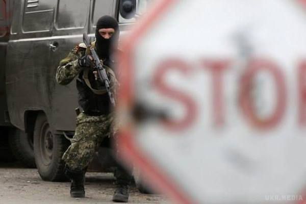 Бойовики в Первомайську затримують проїжджаючих з «неправильною» пропискою. На блокпостах в Первомайську бойовики затримують проїжджаючих, прописаних на підконтрольних українській армії територіях. 