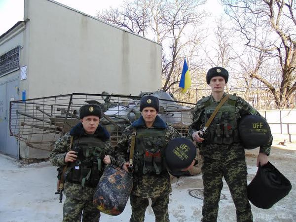 Українці у Канаді зібрали $15 000 на спальники для військових. Волонтери «Євромайдан Оттава» завдяки онлайн-фандрайзингу зібрали $15 000, аби закупити 750 спальних мішків для українських солдат. 