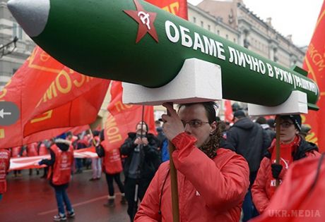 Колона комуністів з портретами радянських вождів і «ракетою для Обами» пройшла по центру Москви. Екс-консул США в Росії Майкл Макфол опинився в культурному шоці від "ракети для Обами" і скромно понадіявся, що це "фотошоп".