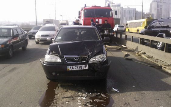 На Московському мосту сталося масштабне ДТП за участю чотирьох машин. В результаті аварії ніхто не постраждав