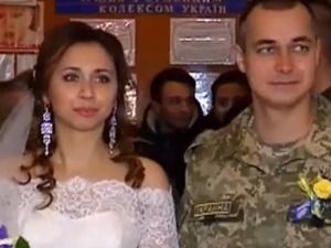 Кохання не знає кордонів: військовий з Луганщини одружився з волонтеркою із Буковини . Навіть під час війни сила кохання єднає людей.