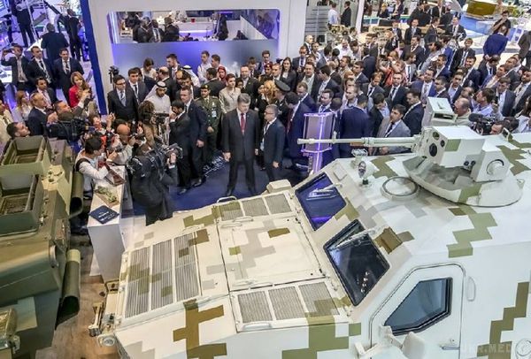 В ОАЕ підписані контракти на мільйони доларів - Порошенко. Петро Порошенко зазначив, що підписані контракти допоможуть залучити валюту в країну і дадуть ресурси для підвищення можливостей української армії