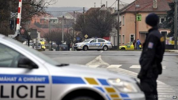 Щонайменше восьмеро людей загинули внаслідок стрілянини у східному чеському містечку Угерський Брод. Згідно з повідомленнями, озброєний чоловік увірвався до ресторану та відкрив вогонь.