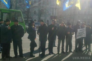 Активісти провели пікет біля міськради Харкова. Зараз люди попрямували на панахиду