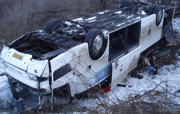 У Польщі український автобус в'їхав у рів, є постраждалі. У Польщі український автобус, в якому їхали 52 людини, в'їхав в рів і перекинувся на бік.