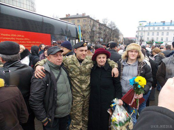 Прикарпаття зустрічав героїв АТО (фото). Сьогодні, 25 лютого воїни "залізної" бригади повернулися додому. Їх зустрічали рідні, друзі, знайомі і сотні мешканців Івано-Франківська.