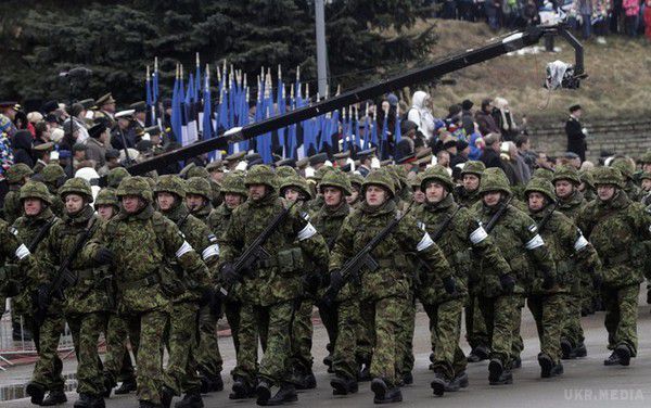 Естонія провела парад з американською технікою НАТО на кордоні з Росією. Відео. У параді взяли участь 1402 людини і 142 одиниці техніки