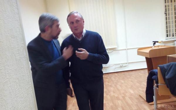 Єфремов перед судом попросив справедливості, нарікаючи на те, що його будинок пограбували бойовики. Єфремов тепер приходить в Печерський суд мало не щодня