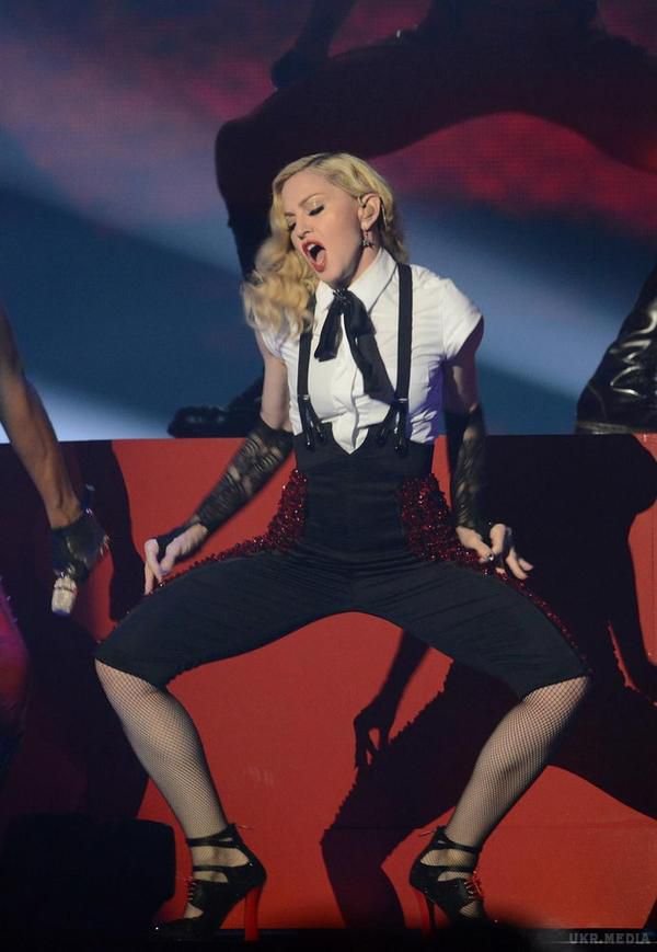 Зірка впала! Загадали бажання? Соцмережі підірвало падіння Мадонни на церемонії Brit Awards (відео+фото). Падіння співачки стало найбільш обговорюваним моментом Brit Awards