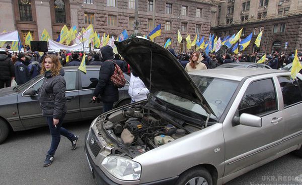 "Кличко, до побачення!" - Активісти пікету перекрили Хрещатик. Протестувальники вимагають скласти повноваження від столичного мера Віталія Кличка.