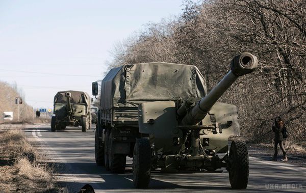 Україна починає відведення техніки від лінії розмежування в Донбасі - Генштаб. Також відомо, що Порошенко сьогодні виступить із заявою щодо відведення озброєння.