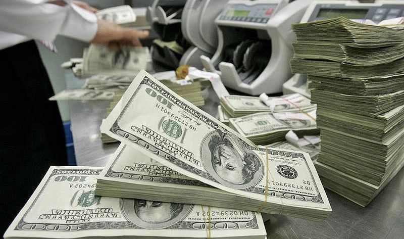 НБУ вирішив продавати на міжбанку долар по 28 гривень. Національний банк України вийшов на міжбанк з продажем куплених днем раніше 80 мільйонів доларів за курсом 28,0460 грн/долар. Про це повідомили в Нацбанку.
