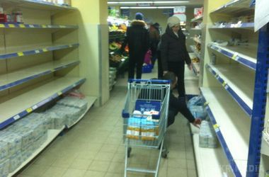 ФОТОФАКТ. Продуктовий ажиотаж в Харкові: люди змели з полиць цукор і крупи. Дефіциту продуктів в місті не передбачається