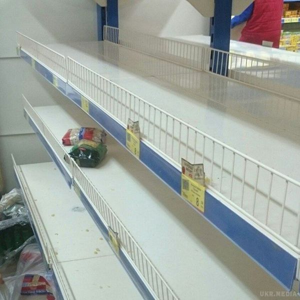 ФОТОФАКТ. Продуктовий ажиотаж в Харкові: люди змели з полиць цукор і крупи. Дефіциту продуктів в місті не передбачається