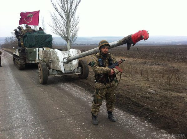 Україна відводить 3-х тонні протитанкові «Рапіри» на 25 кілометрів. Знаряддя знаходяться в бойовій готовності (фото). Сили АТО відводять МТ-12 «Рапіра» в рамках мінських домовленостей. 