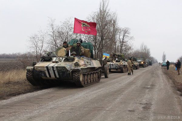 Україна відводить 3-х тонні протитанкові «Рапіри» на 25 кілометрів. Знаряддя знаходяться в бойовій готовності (фото). Сили АТО відводять МТ-12 «Рапіра» в рамках мінських домовленостей. 