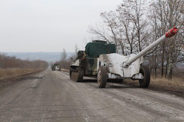 Україна відводить 3-х тонні протитанкові «Рапіри» на 25 кілометрів. Знаряддя знаходяться в бойовій готовності (фото). Сили АТО відводять МТ-12 «Рапіра» в рамках мінських домовленостей. 