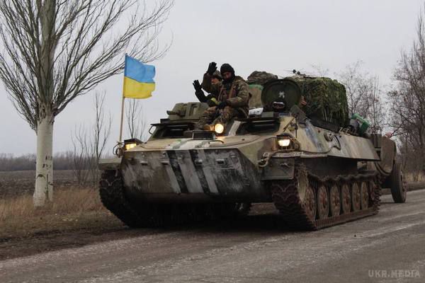 Україна показала, як відводить артилерію (фото). На виконання Мінських домовленостей сили антитерористичної операції розпочинають відвід артилерійських систем від усієї лінії бойового зіткнення.