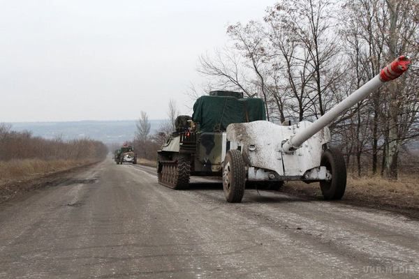 Україна показала, як відводить артилерію (фото). На виконання Мінських домовленостей сили антитерористичної операції розпочинають відвід артилерійських систем від усієї лінії бойового зіткнення.