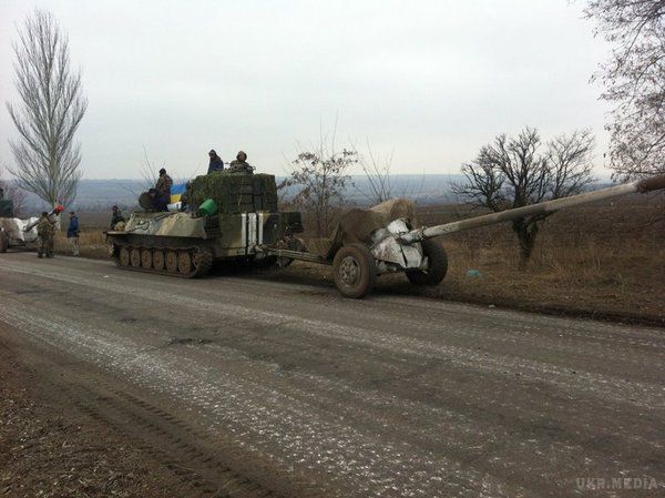 Україна показала, як відводить артилерію (фото). На виконання Мінських домовленостей сили антитерористичної операції розпочинають відвід артилерійських систем від усієї лінії бойового зіткнення.