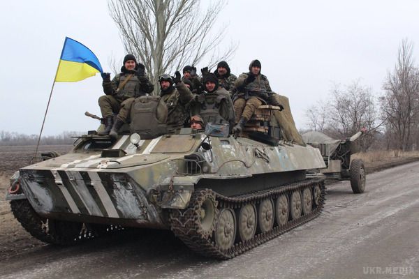 Україна показала, як відводить артилерію (фото). На виконання Мінських домовленостей сили антитерористичної операції розпочинають відвід артилерійських систем від усієї лінії бойового зіткнення.