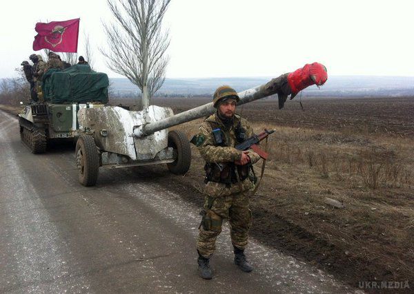 Україна показала, як відводить артилерію (фото). На виконання Мінських домовленостей сили антитерористичної операції розпочинають відвід артилерійських систем від усієї лінії бойового зіткнення.