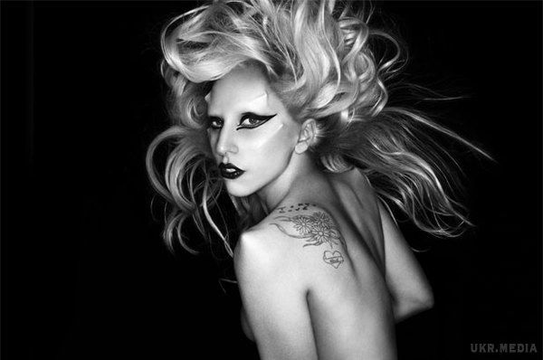 Леді Гага зніметься в "Американській історії жахів". Американська співачка Леді Гага, відома своїми екстравагантними вбраннями, зіграє у п'ятому сезоні популярного серіалу "Американська історія жахів", прем'єра якого відбудеться в жовтні цього року