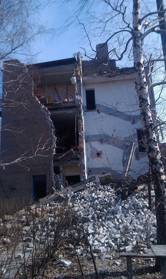 У мережі з'явилися фото руйнувань у Вуглегірську та Дебальцеве (фото ). На фотографіях видно обстріляні багатоповерхівки, у багатьох з них вибиті вікна.
