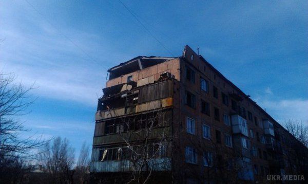 У мережі з'явилися фото руйнувань у Вуглегірську та Дебальцеве (фото ). На фотографіях видно обстріляні багатоповерхівки, у багатьох з них вибиті вікна.