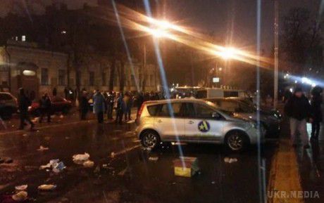 До протестувальників під Нацбанком приїхав міністр МВС Аваков. Аваков приїхав особисто розібратися в подіях