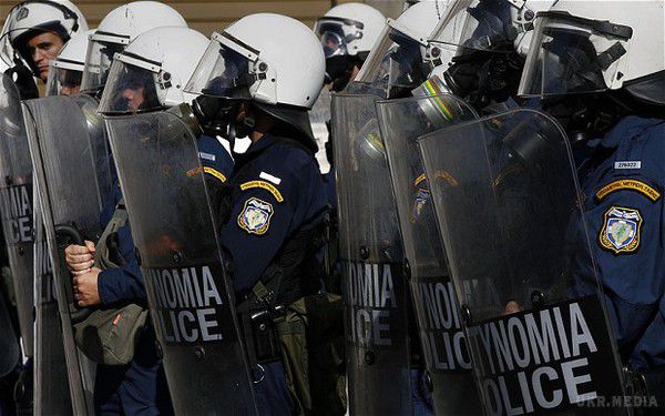 У Греції кидають "коктейлі Молотова" та б'ють вітрини. В Афінах почалися масові протести проти нової влади Греції.
