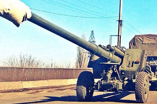 Сили АТО продовжують відведення важкого озброєння - Міноборони. У Міноборони заявляють, що відвід сил антитерористичної операції від лінії протистояння з бойовиками на сході України продовжиться в п'ятницю, 27 лютого.
