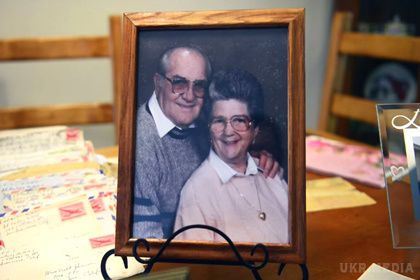 У США подружжя померло в один день. У штаті Каліфорнія померли в один день подружжя, які прожили разом 67 років. Флойд і Вайлет Хартвіг, яким було 90 і 89 років відповідно, померли в своєму будинку 11 лютого з різницею в п'ять годин.
