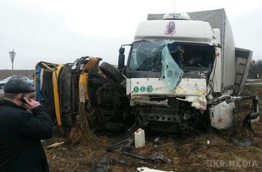 Біля Львова вантажівка протаранила маршрутку: є жертви (фото). В результаті ДТП водій маршрутки помер на місці