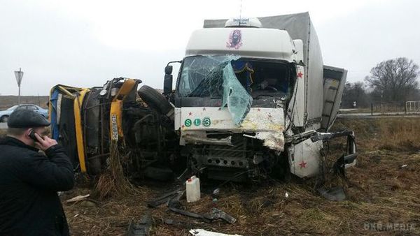 Біля Львова вантажівка протаранила маршрутку: є жертви (фото). В результаті ДТП водій маршрутки помер на місці