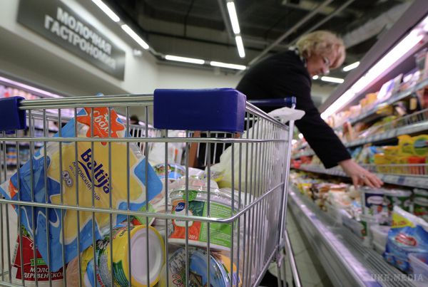 У Росії збираються ввести продовольчі картки. Мінпромторг РФ планує до середини квітня 2015 року підготувати модель системи продовольчих карток для громадян.