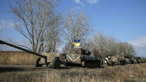 АТО: частину важкого озброєння вже відвели. Штаб АТО повідомив, що відвід важкого озброєння від лінії зіткнення на сході України триває. Однак силовики заявляють, що бойовики відводять свою зброю "лише частково" та на невелику відстань.
