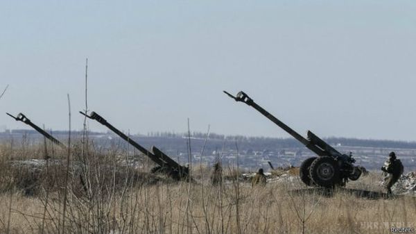АТО: частину важкого озброєння вже відвели. Штаб АТО повідомив, що відвід важкого озброєння від лінії зіткнення на сході України триває. Однак силовики заявляють, що бойовики відводять свою зброю "лише частково" та на невелику відстань.
