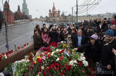 Тисячі росіян несуть квіти та лампадки до місця вбивства Нємцова. Багато людей приходять з "протестними" білими і синьо-жовтими стрічками