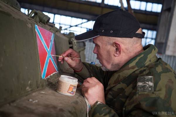 У захоплених цехах заводів Донецька ремонтують військову техніку (фото). У мережі з'явилася інформація про те, як співчуваючі терористам робітники ремонтують військову техніку.