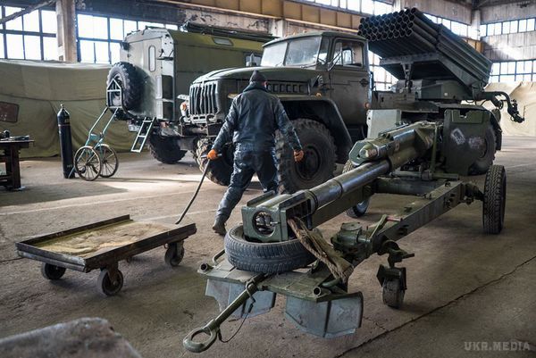 У захоплених цехах заводів Донецька ремонтують військову техніку (фото). У мережі з'явилася інформація про те, як співчуваючі терористам робітники ремонтують військову техніку.