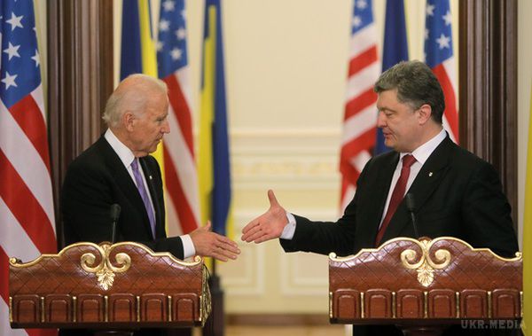 Порошенко і Байден обговорили ситуацію в Донбасі і долю Савченко. Співрозмовники підкреслили, що весь світ повинен бути солідарним з Україною в питаннях територіальної цілісності й звільнення Надії Савченко
