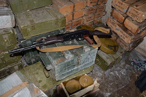 У Луганській області знайдена величезна схованка з боєприпасами та вибухівкою (фото). 28 лютого в Сватівському районі було виявлено арсенал зброї та боєприпасів, який довелося вивозити на вантажному автомобілі.