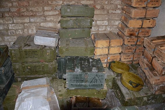 У Луганській області знайдена величезна схованка з боєприпасами та вибухівкою (фото). 28 лютого в Сватівському районі було виявлено арсенал зброї та боєприпасів, який довелося вивозити на вантажному автомобілі.