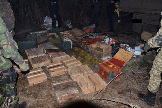 У Луганській області знайдена величезна схованка з боєприпасами та вибухівкою (фото). 28 лютого в Сватівському районі було виявлено арсенал зброї та боєприпасів, який довелося вивозити на вантажному автомобілі.