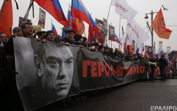 Слідство  Росії побачило подібності у вбивствах Нємцова і Політковської . Російський опозиціонер Борис Нємцов міг бути убитий не з пістолета Макарова, як повідомлялося раніше, а з схожого з ним газового пістолета Іж, переробленого під стрільбу бойовими патронами.