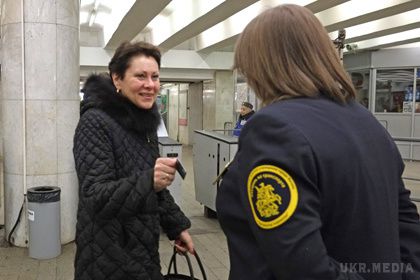 У московському метро почнуть перевіряти квитки на виході. У московському метро пасажирів зобов'яжуть прикладати квитки до зчитувальним пристроям не тільки на вході, але і на виході зі станцій.