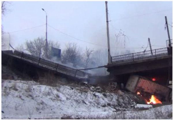 Бойовики стріляли з міномета в районі Путилівського моста (відео). Вчора біля зруйнованого Путилівського мосту був проведений обстріл найближчих районів. Вогонь вівся з 120-мм міномета. 