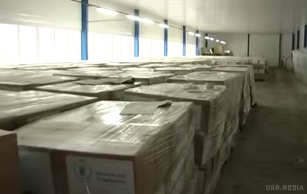 У Рубіжному «знайшлися» 9000 ящиків гуманітарної допомоги ООН, «заховані» на «чорний день» (відео). У місті Рубіжне, на території заводу Залізобетонних виробів в ангарі, знайдені ящики з гуманітарною допомогою ООН.